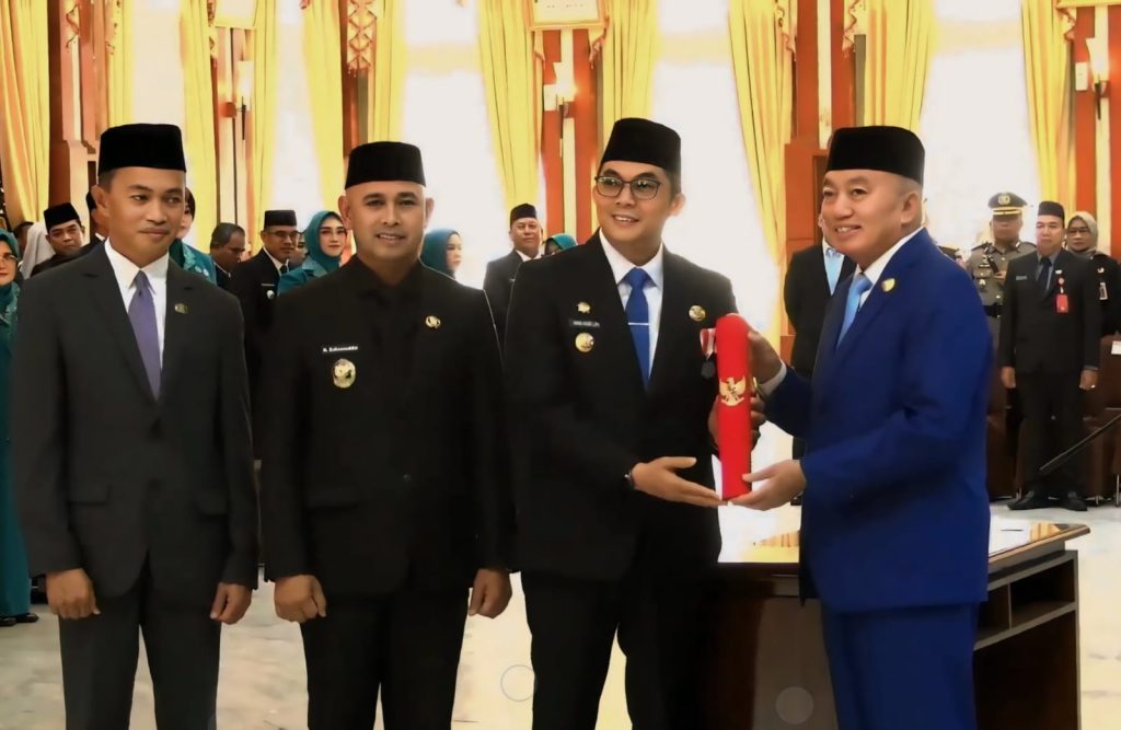 Bupati Tanah Bumbu, Andi Rudi Latif, dan Wakil Bupati H. Bahsanuddin menerima surat keputusan (SK) Menteri Dalam Negeri (Mendagri) terkait pengesahan dan pengangkatan Kepala Daerah dan Wakil Kepala Daerah. (Foto : Istimewa)